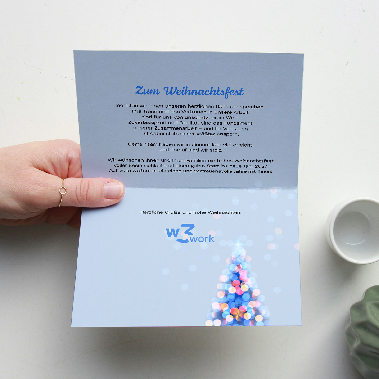 Moderne Firmen-Weihnachtskarte mit leuchtendem Weihnachtsbaum