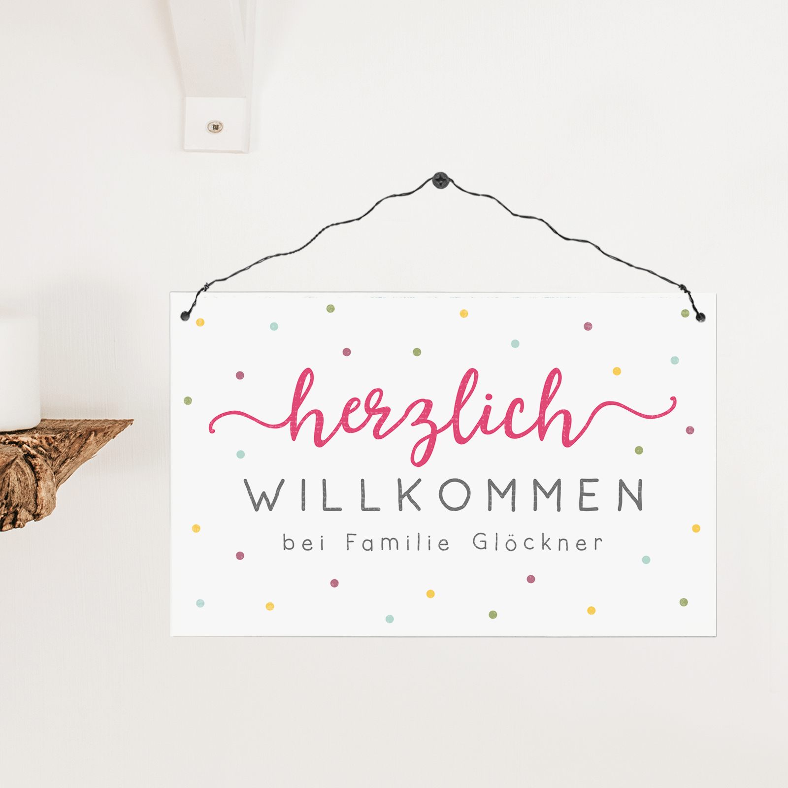 Persönliches Holzschild groß - Herzlich willkommen (Punkte)